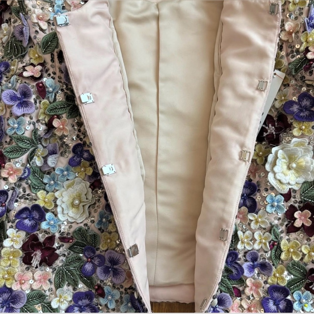 Alice + Olivia
KIDMAN EMBELLISHED TWEED JACKET - Picture 12 of 16